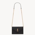 CASSANDRE ENVELOPE CHAIN WALLET EN CUIR GRAIN DE POUDRE